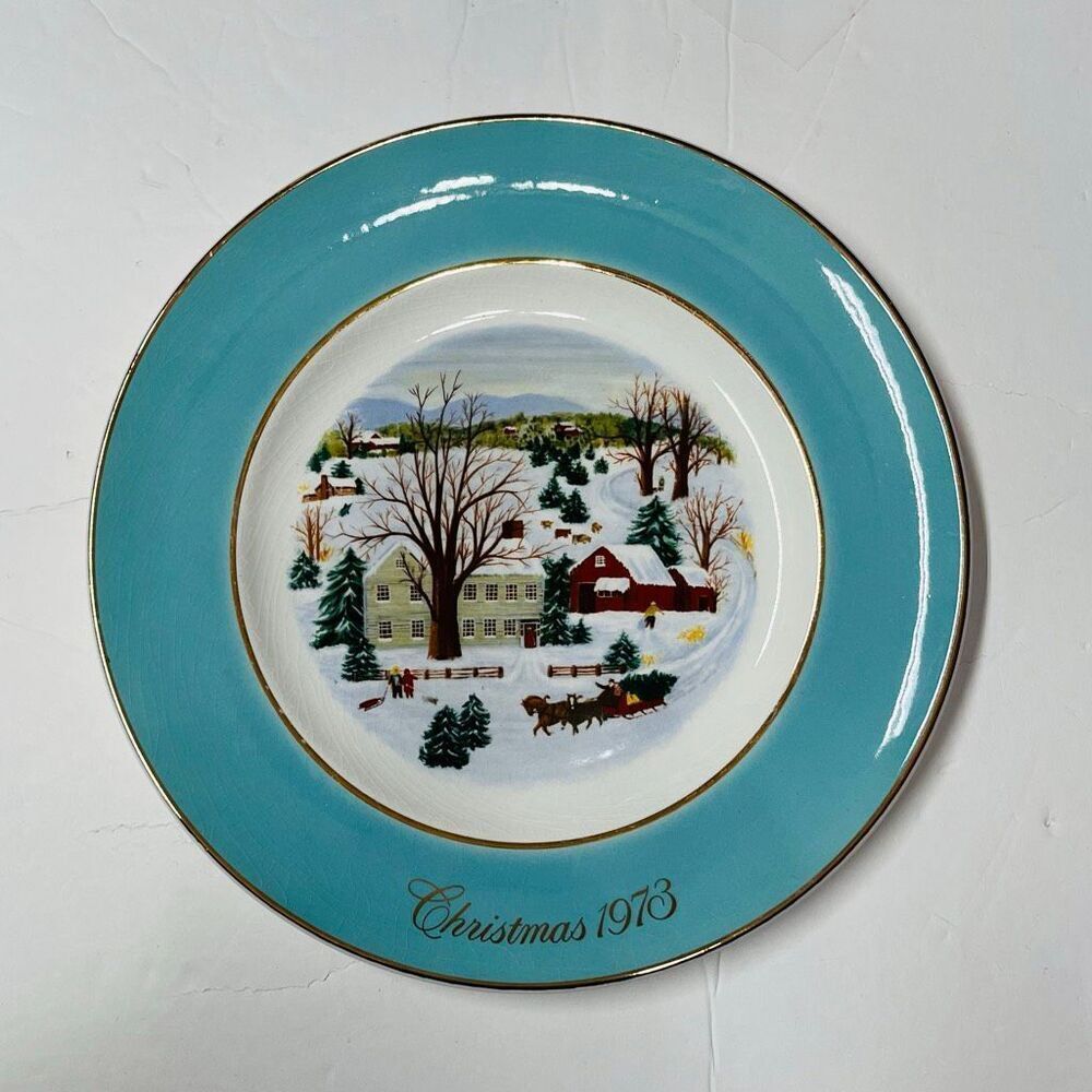 Avon Christmas Collector Plate   Christmas On The Farm   8 3/4 “